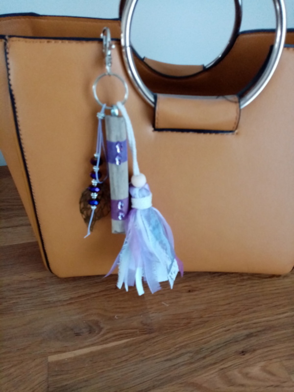 Bijoux de sac avec bois flotté, perles, ornement et pompon couleur mauve