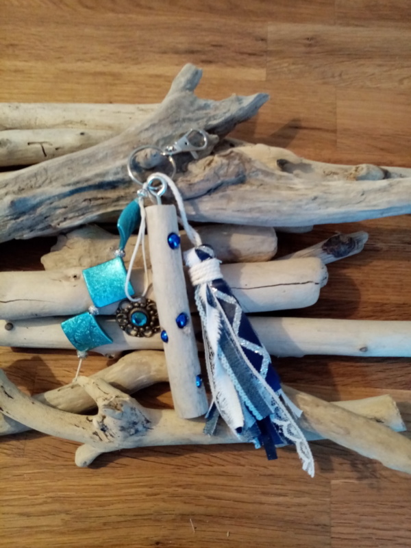 Bijoux de sac avec bois flotté, perles, ornement et pompon couleur bleu ciel