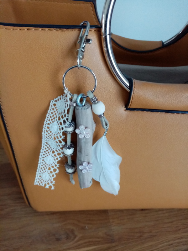 Bijoux de sac avec bois flotté, boutons de fleurs rose, dentelle, perles et plume crème très clair