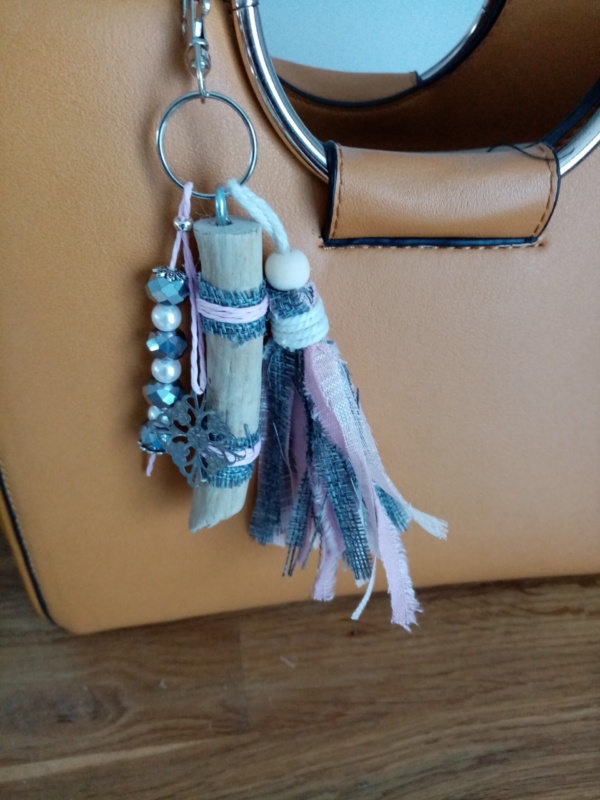 Bijoux de sac avec bois flotté, perles, ornement et pompons en tissus