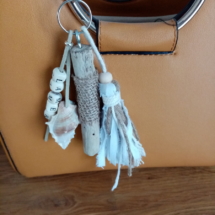 Bijoux de sac avec bois flotté, perles avec le mot la mer, coquillage et pompon en tissus blanc et toile de jute