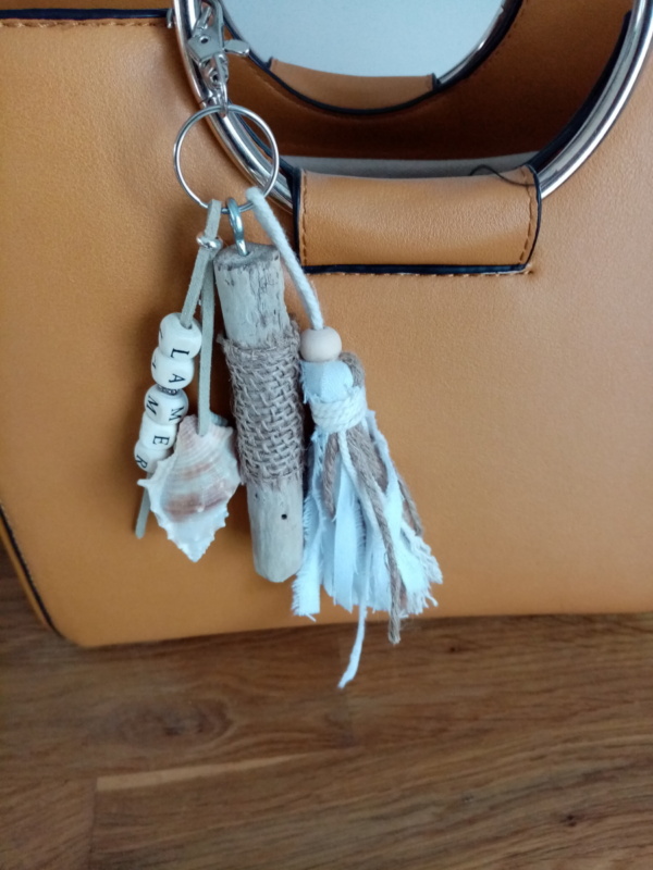 Bijoux de sac avec bois flotté, perles avec le mot la mer, coquillage et pompon en tissus blanc et toile de jute