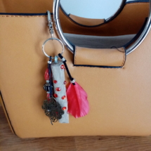 Bijoux de sac avec bois flotté, perles, ornement et plume rouge