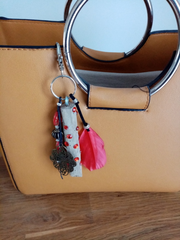 Bijoux de sac avec bois flotté, perles, ornement et plume rouge