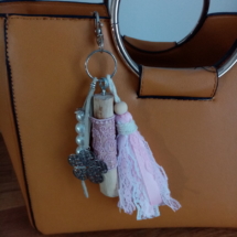 Bijoux de sac avec bois flotté, perles, pompons en tissus style shabby