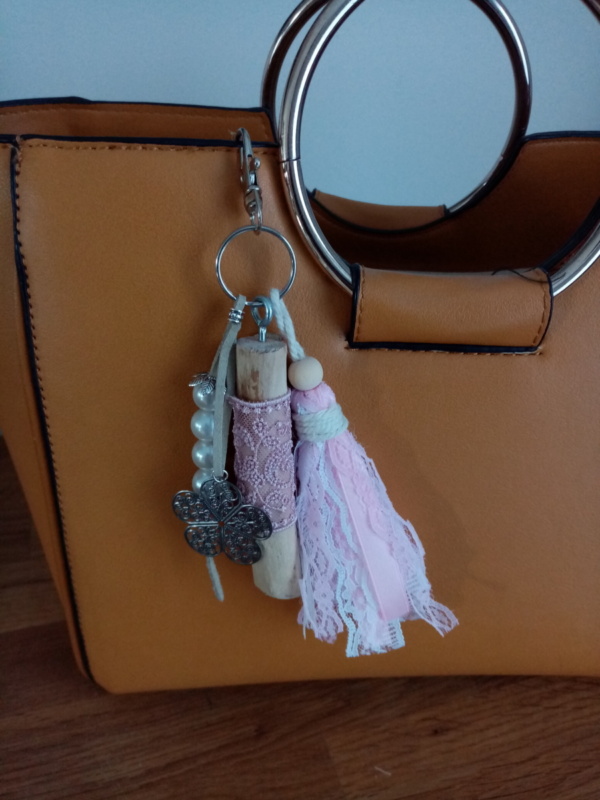 Bijoux de sac avec bois flotté, perles, pompons en tissus style shabby