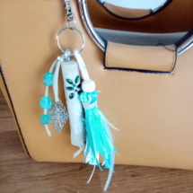 Bijoux de sac avec bois flotté, perles, ornement et pompon en tissus couleur turquoise