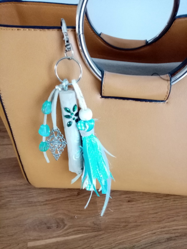 Bijoux de sac avec bois flotté, perles, ornement et pompon en tissus couleur turquoise