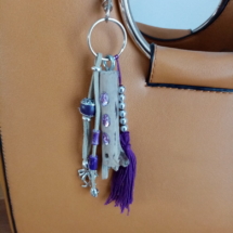 Bijoux de sac avec bois flotté, perles, ornement et pompon violet