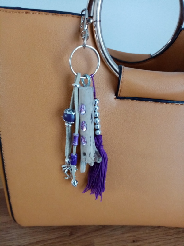Bijoux de sac avec bois flotté, perles, ornement et pompon violet