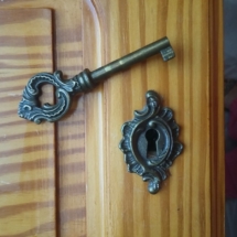clef et serrure de l'armoire avant restauration