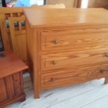 commode en pin avant restauration