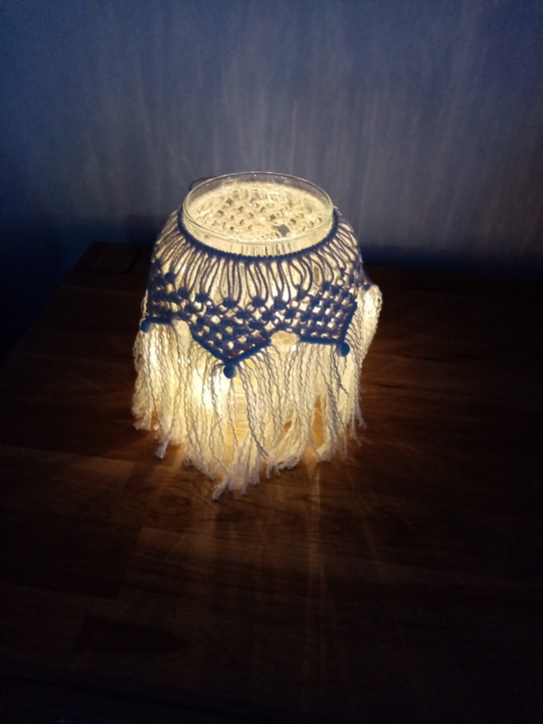 Pot en macramé 100% coton illuminé par une petite guirlande à led.