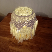 Pot en macramé 100 % coton illuminé par une petite guirlande à led.