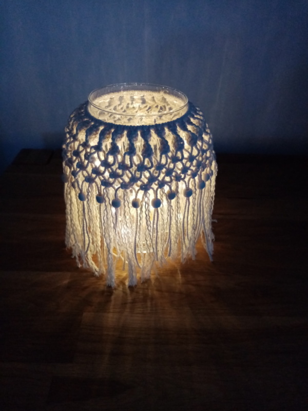 Pot en macramé 100% coton illuminé par une petite guirlande à led