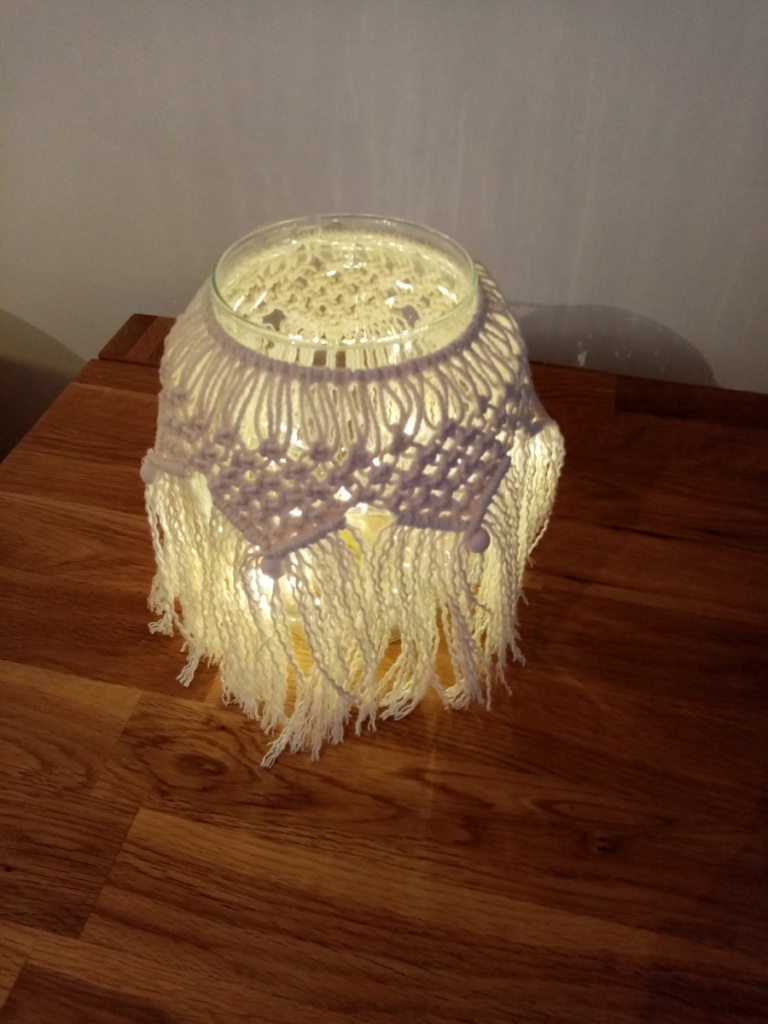 Pot en macramé 100 % coton illuminé par une petite guirlande à led.