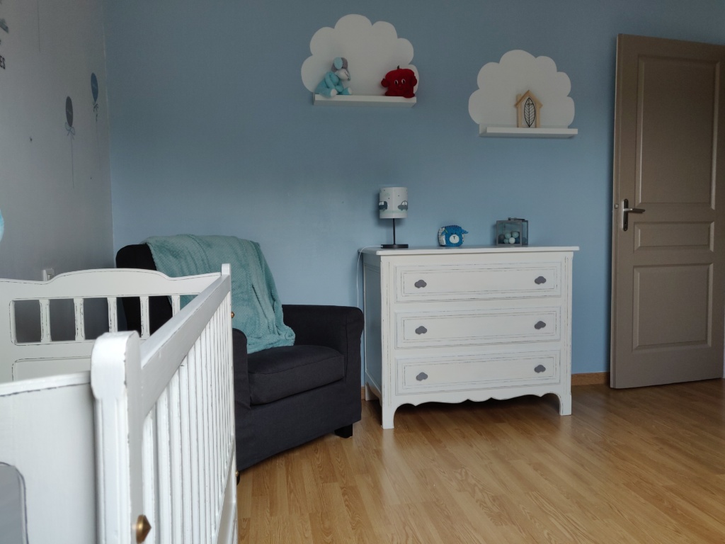 vue d'ensemble de la chambre de bébé restaurée