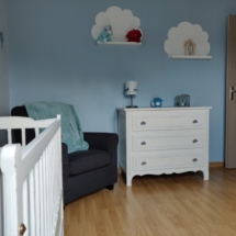 vue d'ensemble de la chambre de bébé restaurée