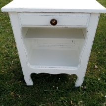 Table de chevet restaurée avec peinture blanche et patine à la bougie couleur gris