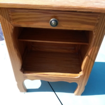 Table de chevet en bois avant restauration