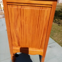 Table de chevet en bois avant restauration