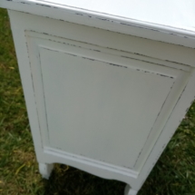 Table de chevet restaurée avec peinture blanche et patine à la bougie couleur gris