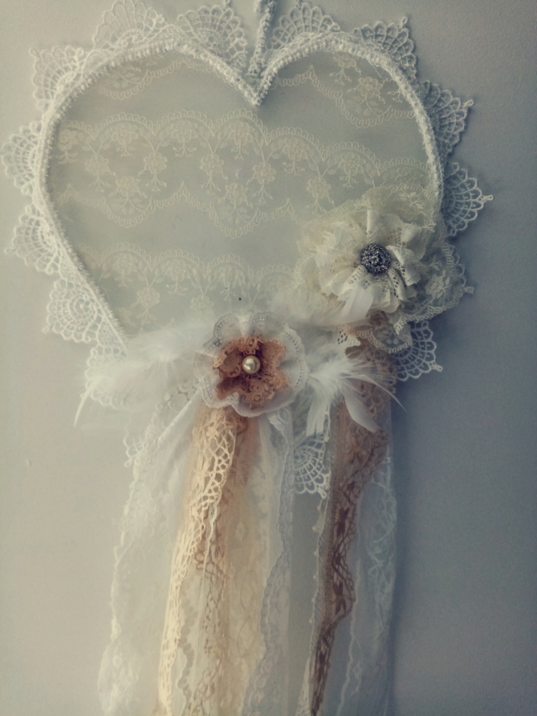 Coeur en dentelle avec fleurs fabriquées avec de la vielle dentelle style shabby chic