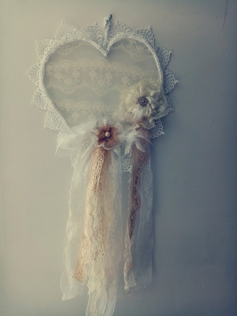 Coeur en dentelle avec fleurs fabriquées avec de la vielle dentelle style shabby chic