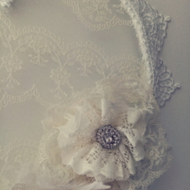 Fleurs fabriquées avec de la vielle dentelle style shabby chic