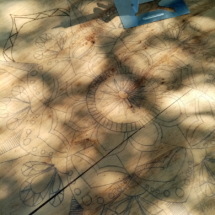 Mandala dessiné sur la table prêt à être pyrogravé