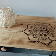 Mandala pyrogravé sur la table de salon restaurée
