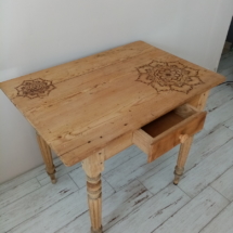 Table restaurée et laissée en bois brut avec mandalas pyrogravés