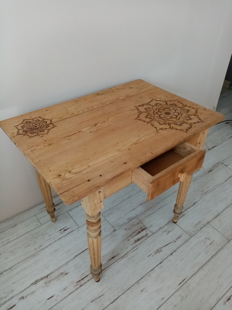 Table restaurée et laissée en bois brut avec mandalas pyrogravés