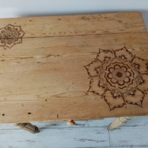 Mandalas pyrogravés sur la table restaurée