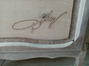 Signature Dolly Parton pyrogravée