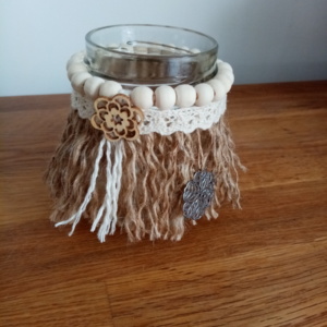 Petit bougeoir avec corde de jute en macramé, perles de bois et dentelle