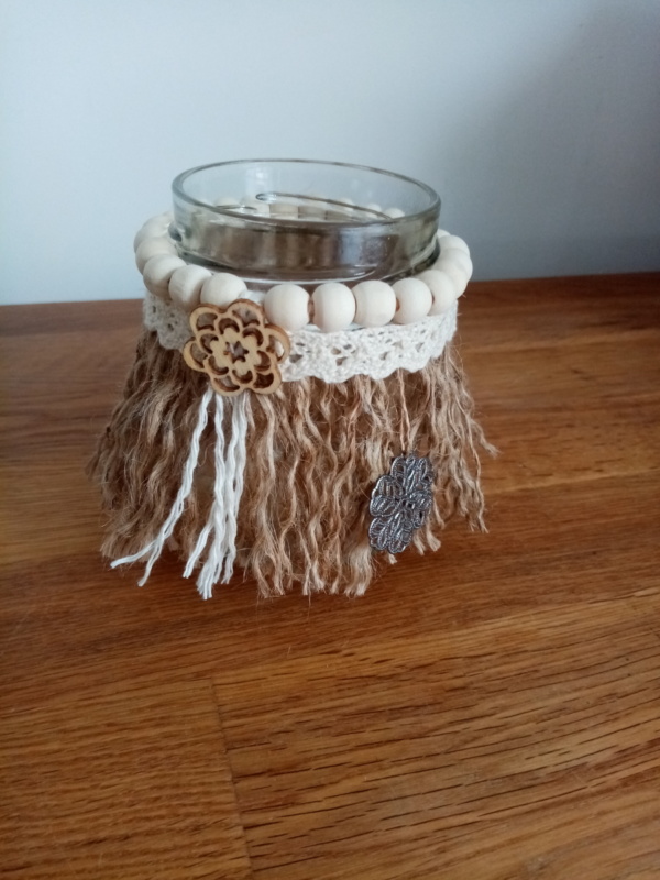 Petit bougeoir avec corde de jute en macramé, perles de bois et dentelle