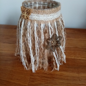 Bougeoir en macramé et corde de jute avec dentelle et toile de jute, petit papillon en bois et ornement métallisé en forme de fleur