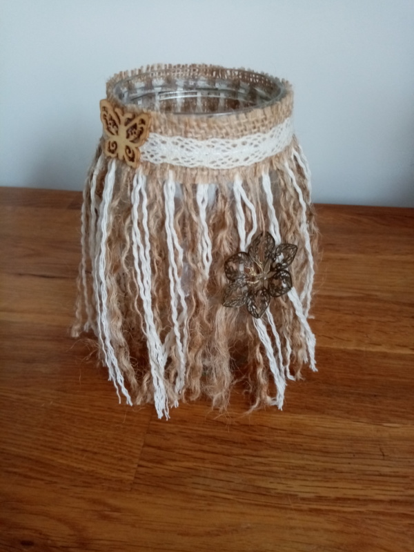 Bougeoir en macramé et corde de jute avec dentelle et toile de jute, petit papillon en bois et ornement métallisé en forme de fleur