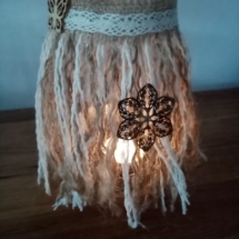 Bougeoir en macramé et corde de jute avec dentelle et toile de jute, petit papillon en bois et ornement métallisé en forme de fleur, illuminé avec une bougie chauffe plat