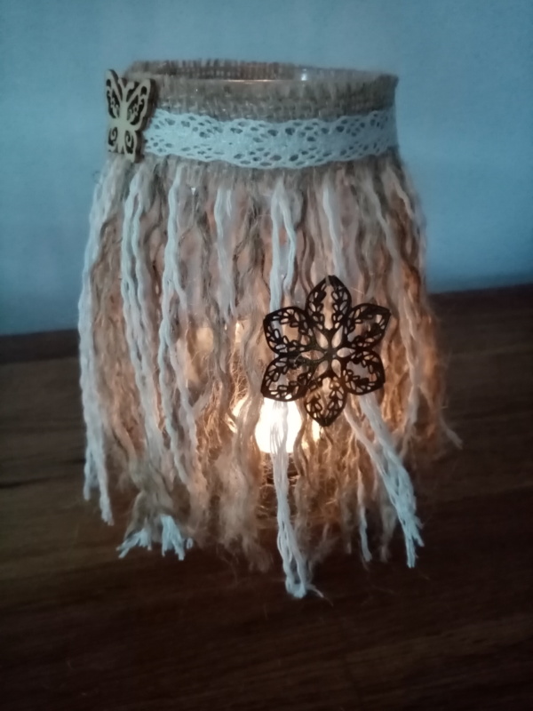 Bougeoir en macramé et corde de jute avec dentelle et toile de jute, petit papillon en bois et ornement métallisé en forme de fleur, illuminé avec une bougie chauffe plat