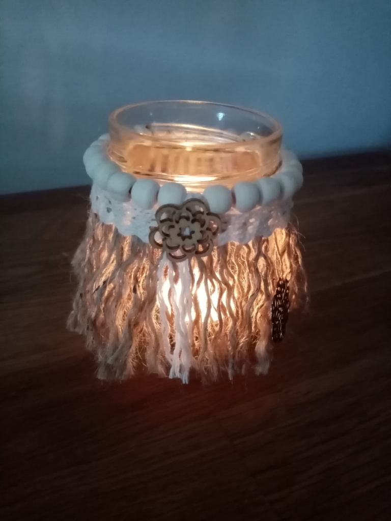 Petit bougeoir avec corde de jute en macramé, perles de bois et dentelle, illuminé avec une bougie chauffe plat