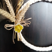 Couronne de macramé tressé avec des épis de blé