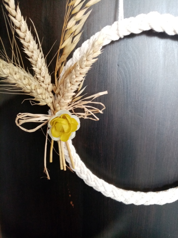 Couronne de macramé tressé avec des épis de blé