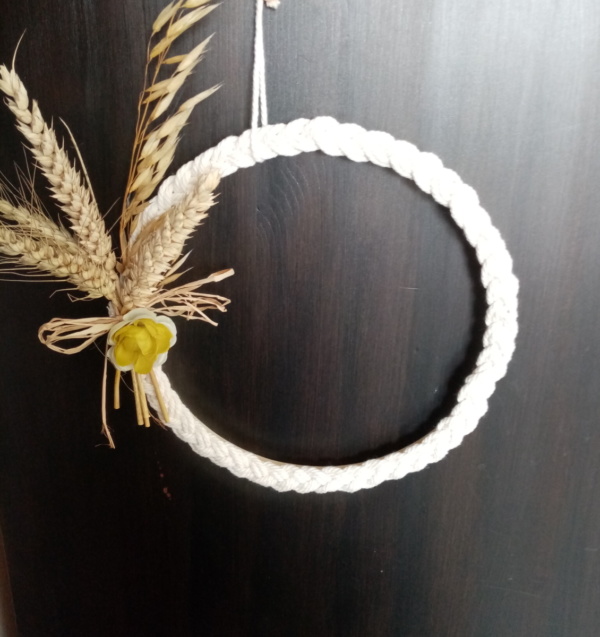 Couronne de macramé tressé avec des épis de blé