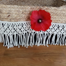 Panier couleur osier et noir entouré de macramé et agrémenté d'une fleur de coquelicot