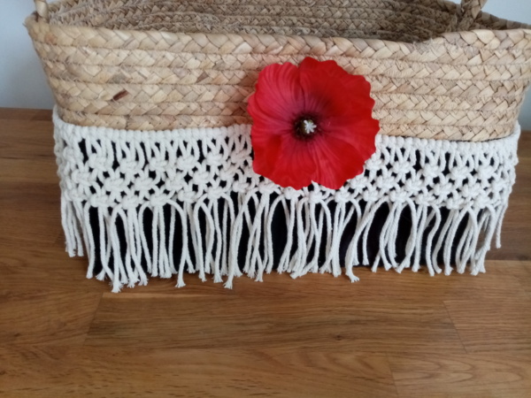 Panier couleur osier et noir entouré de macramé et agrémenté d'une fleur de coquelicot