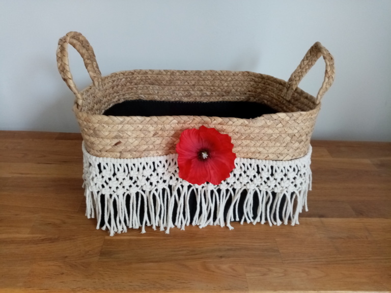 Panier couleur osier et noir entouré de macramé et agrémenté d'une fleur de coquelicot