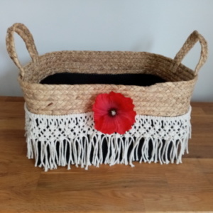 Panier couleur osier et noir entouré de macramé et agrémenté d'une fleur de coquelicot