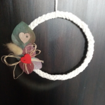 Petite couronne de macramé tressé avec un coeur rouge en bois